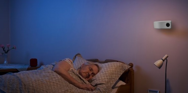 Eldre dame sover trygt med Nattugla på veggen