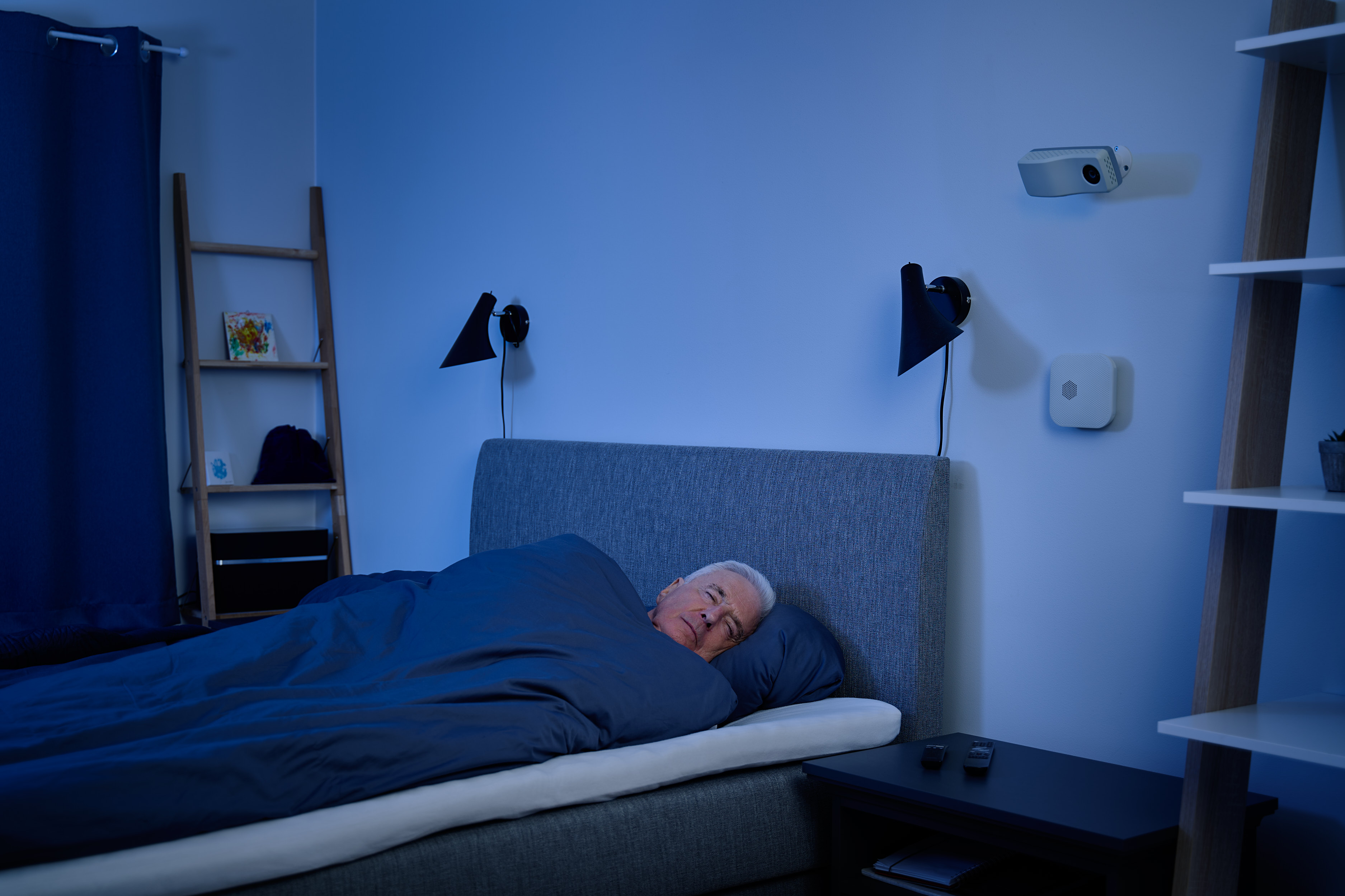 Eldre mann sover trygt med Nattugla-sensor på veggen